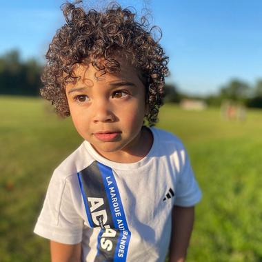 Niño de pelo rizado