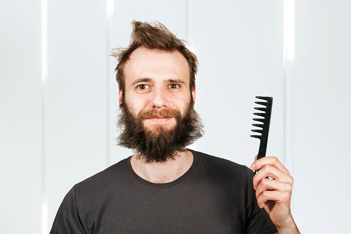 Métodos para prevenir una barba desaliñada - Péinela con regularidad