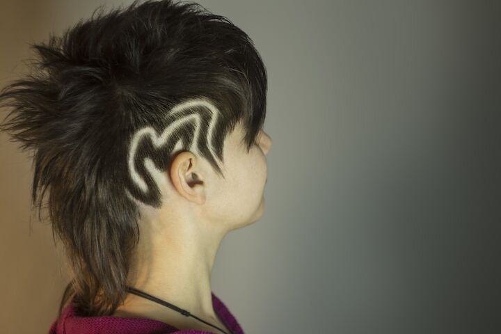 Corte de pelo moderno con diseño de tatuaje y líneas