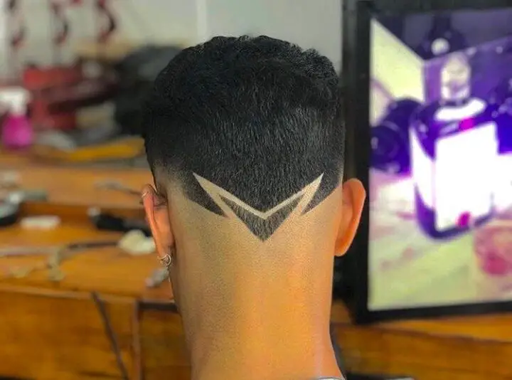 Diseño de corte de pelo con firma en la espalda