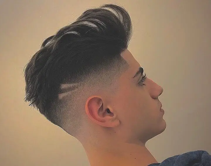 Quiff Y Dos Líneas Cortas