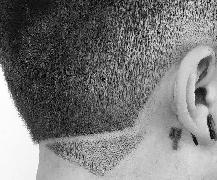 Corte de pelo con diseño de línea triangular