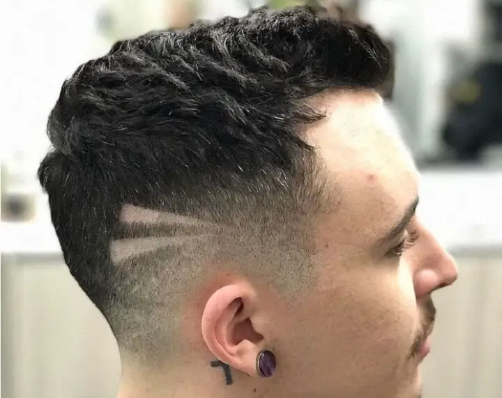 Corte de pelo con diseño de línea de luces de rayo doble