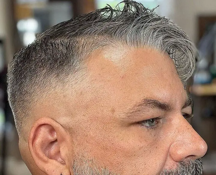 Parte lateral peinados de los hombres mayores para el adelgazamiento del cabello