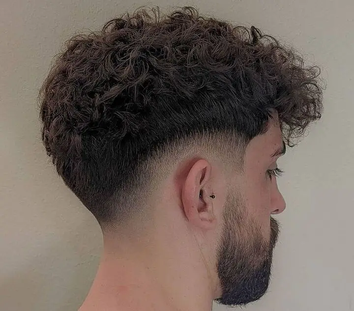 Decoloración con rizos cortos y barba 