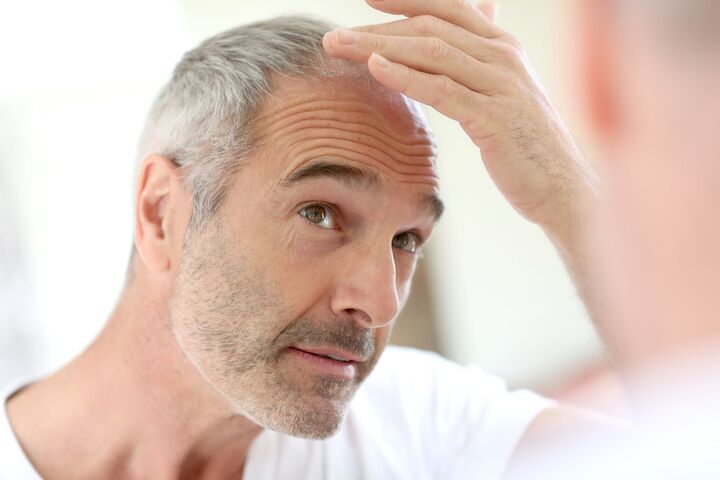 Peinados de los hombres mayores para el adelgazamiento del cabello