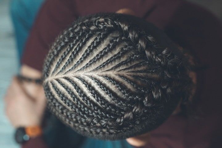 Hombre con trenzas finas