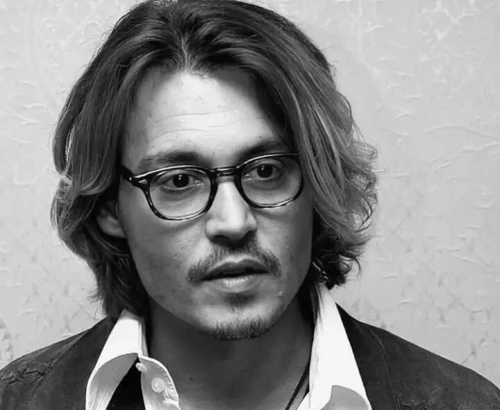Johnny Depp Con Largo Corte De Pelo Peludo Llevando Gafas