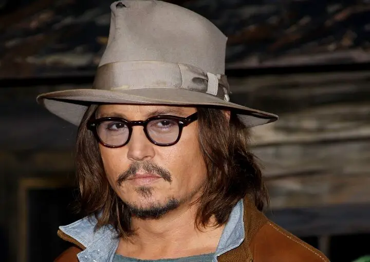 Johnny Depp con el pelo largo y barba Van Dyke con sombrero