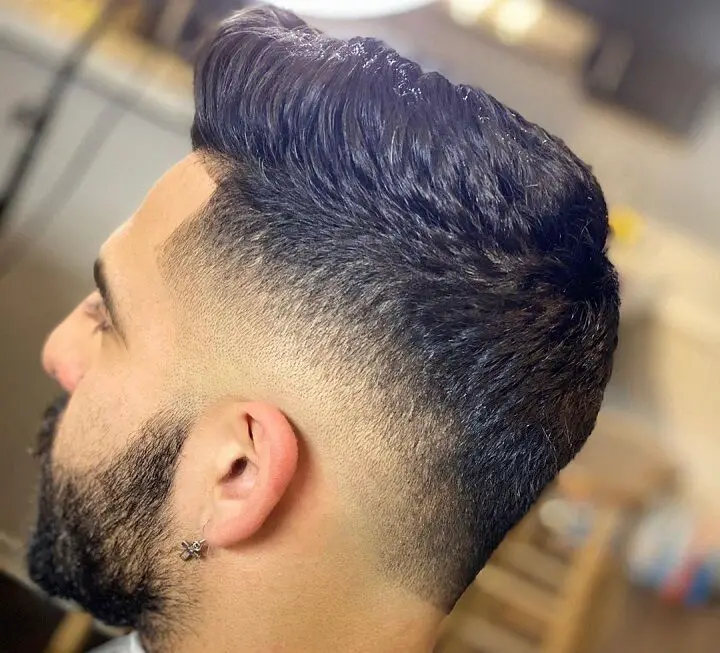 Pompadour corto con barba y bigote