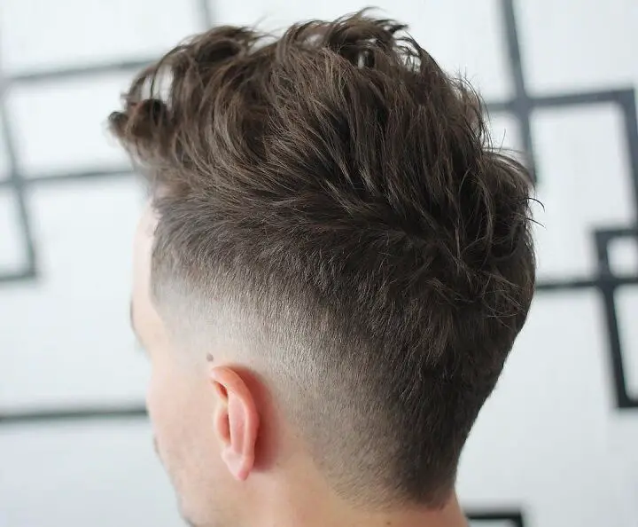 Fade corte de pelo con la parte superior desordenada