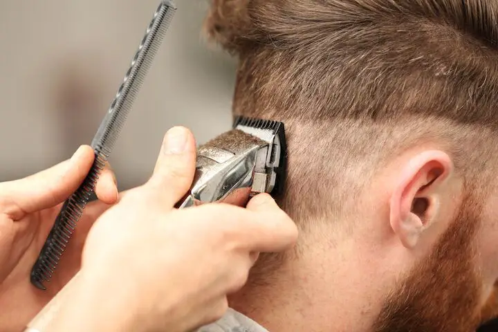 Barber Making a Fade Using Electric Clippers and Comb (Peluquería: desvanecimiento con maquinilla eléctrica y peine)