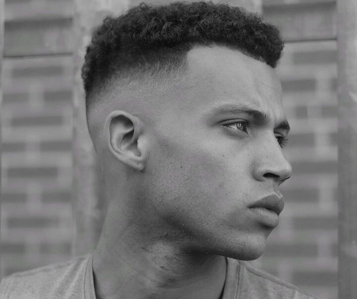 Hombre negro con corte de pelo bajo Fade